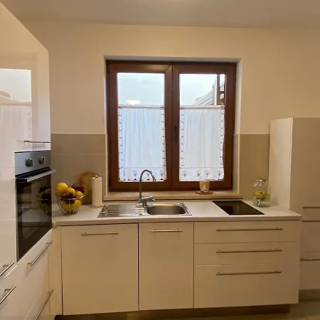 Apartman Lovely 1 - Bedroom Lena