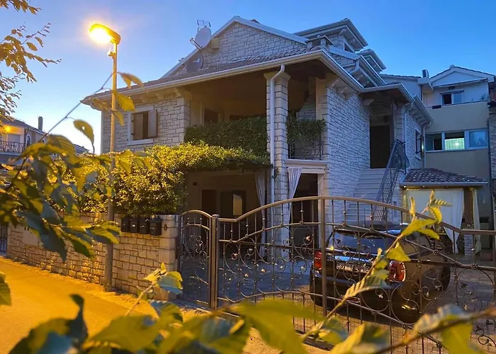 Lovely 1 - Bedroom Lena 公寓 *